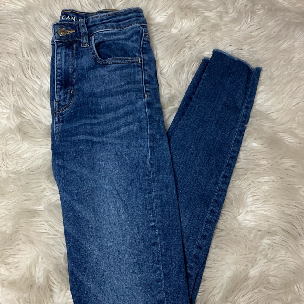 AMERICAN EAGLE HIGH WAISTED JEANS